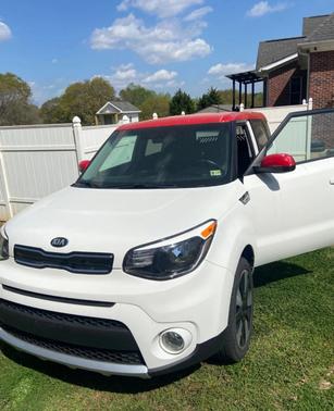 White 2018 Kia Soul +