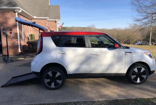 White 2018 Kia Soul +