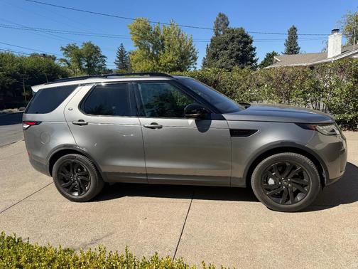 Gray 2019 Land Rover Discovery SE