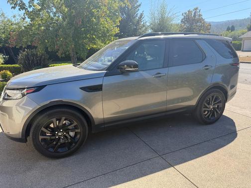 Gray 2019 Land Rover Discovery SE