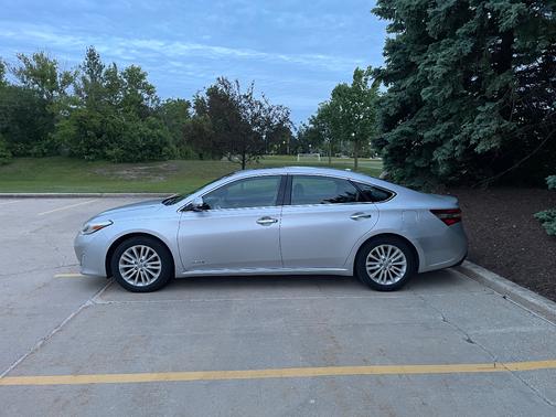 Silver 2014 Toyota Avalon Hybrid XLE Premium