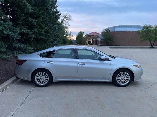 Silver 2014 Toyota Avalon Hybrid XLE Premium