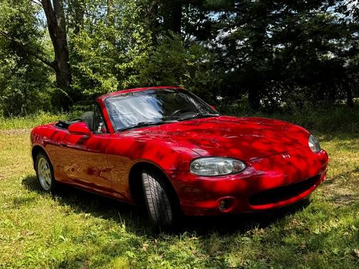 Red 2000 Mazda MX-5 Miata Base