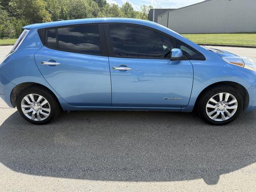 Blue 2013 Nissan Leaf S