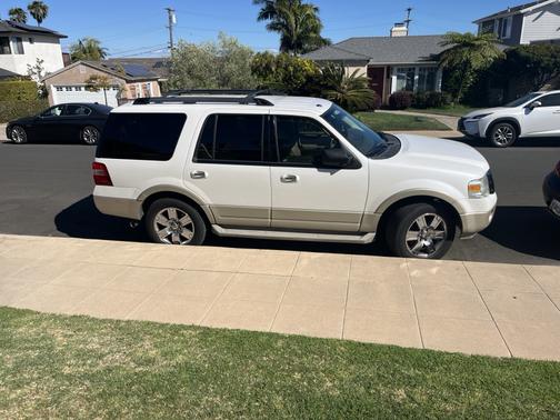 White 2010 Ford Expedition Eddie Bauer