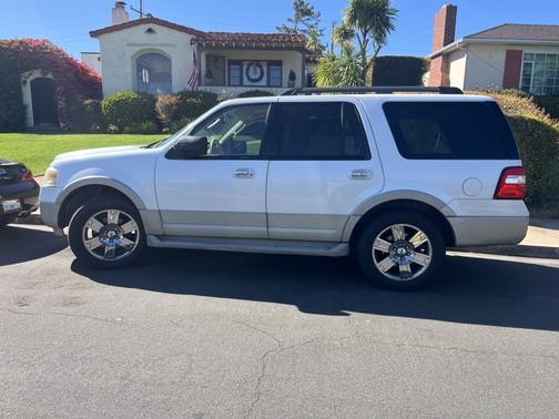 White 2010 Ford Expedition Eddie Bauer