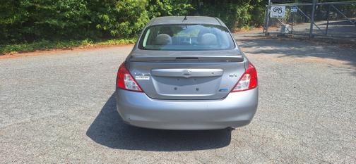 Gray 2013 Nissan Versa 1.6 SV