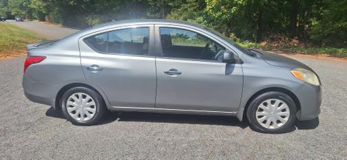 Gray 2013 Nissan Versa 1.6 SV