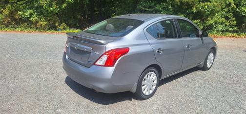 Gray 2013 Nissan Versa 1.6 SV