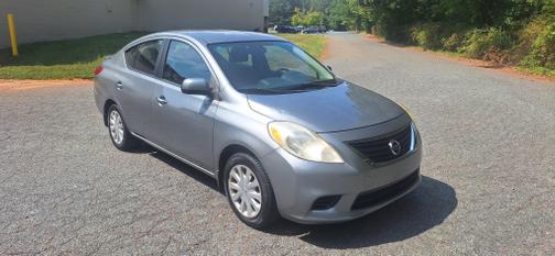Gray 2013 Nissan Versa 1.6 SV