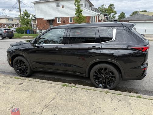2024 Mitsubishi Outlander SE Black Edition w/Pano Roof