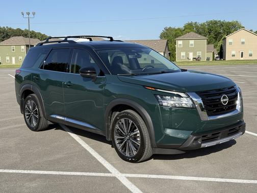 Green 2024 Nissan Pathfinder Platinum