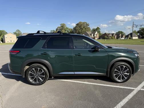 Green 2024 Nissan Pathfinder Platinum
