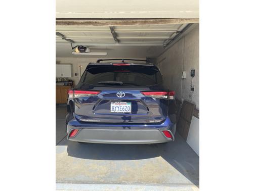 Photo 4 of 11 of 2022 Toyota Highlander XLE