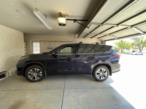 Photo 2 of 11 of 2022 Toyota Highlander XLE