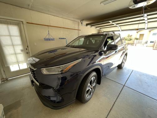 Photo 1 of 11 of 2022 Toyota Highlander XLE