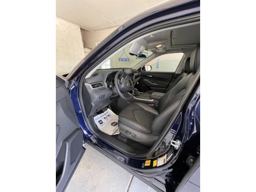 Photo 5 of 11 of 2022 Toyota Highlander XLE
