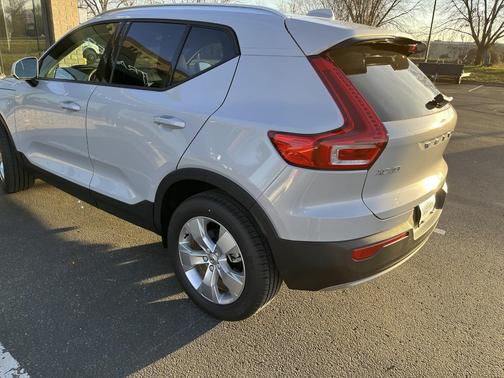 Silver 2021 Volvo XC40 T5 Momentum