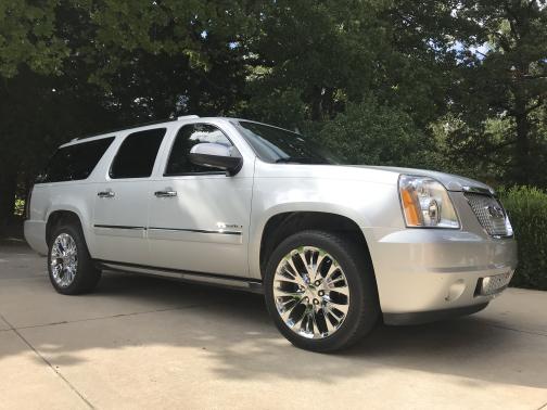 Photo 1 of 4 of 2010 GMC Yukon XL Denali