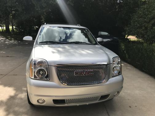 Photo 2 of 4 of 2010 GMC Yukon XL Denali