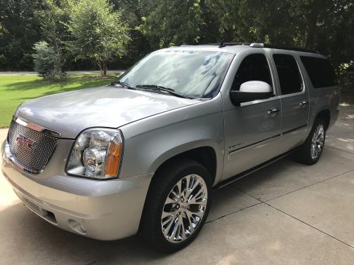 Photo 3 of 4 of 2010 GMC Yukon XL Denali
