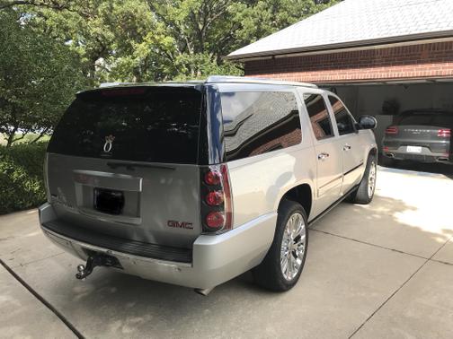 Photo 4 of 4 of 2010 GMC Yukon XL Denali
