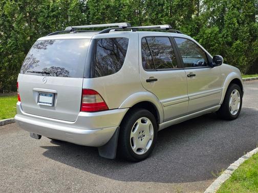 Silver 2000 Mercedes-Benz M-Class ML320 4MATIC