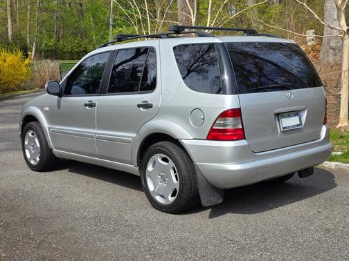 Silver 2000 Mercedes-Benz M-Class ML320 4MATIC