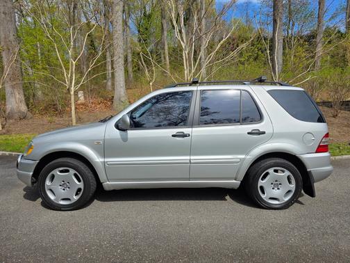 Silver 2000 Mercedes-Benz M-Class ML320 4MATIC