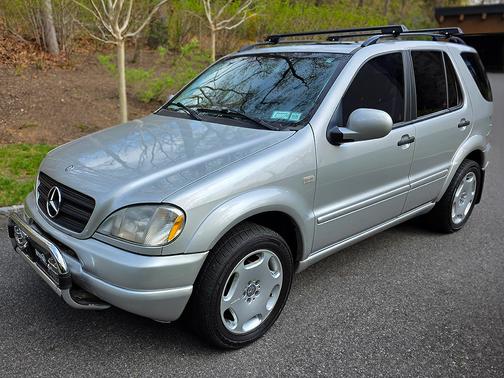 Silver 2000 Mercedes-Benz M-Class ML320 4MATIC