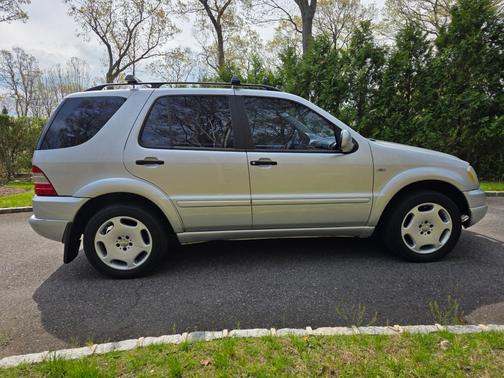 Silver 2000 Mercedes-Benz M-Class ML320 4MATIC