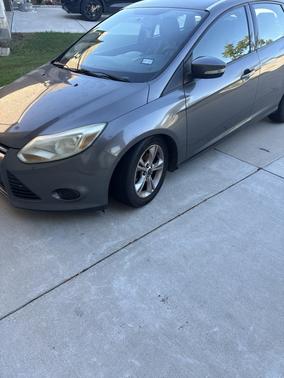 Gray 2014 Ford Focus SE