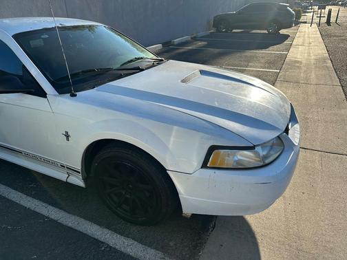White 2000 Ford Mustang Base