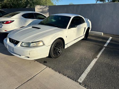 White 2000 Ford Mustang Base