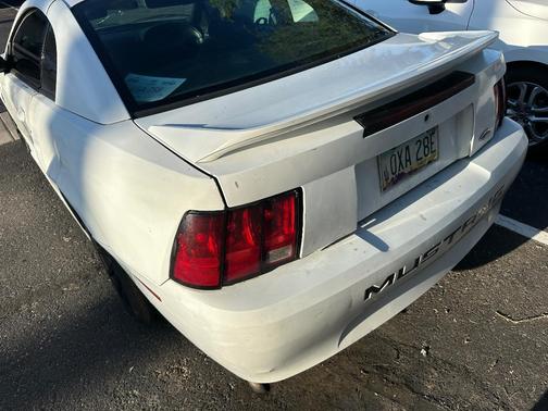 White 2000 Ford Mustang Base