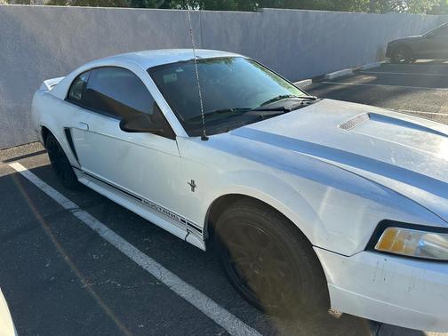 White 2000 Ford Mustang Base