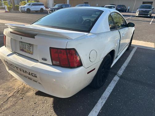 White 2000 Ford Mustang Base