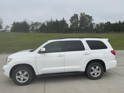 White 2013 Toyota Sequoia SR5