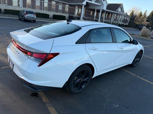 2023 Hyundai ELANTRA SEL