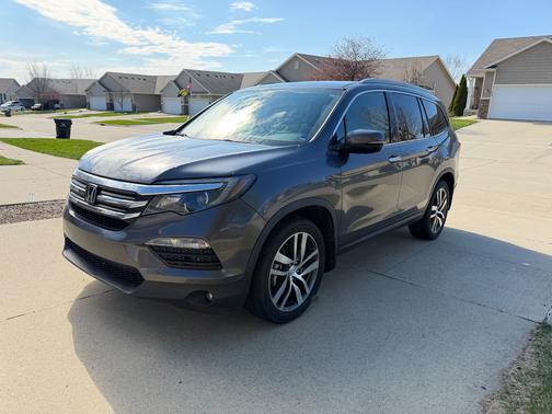 Gray 2017 Honda Pilot Elite