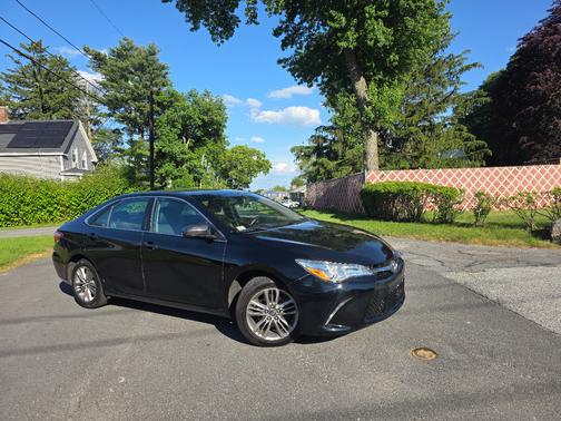 Black 2017 Toyota Camry SE