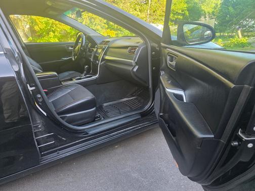 Black 2017 Toyota Camry SE