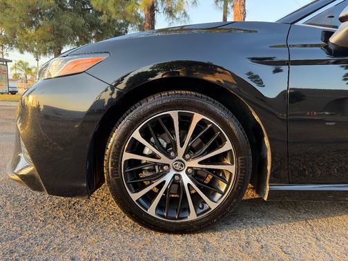 Black 2019 Toyota Camry LE