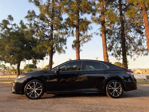 Black 2019 Toyota Camry LE