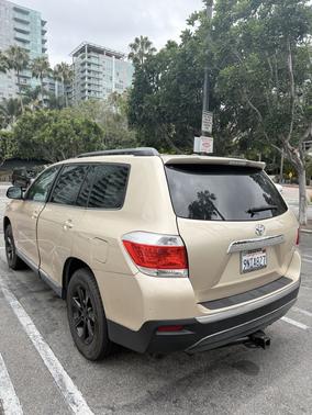 Gold 2012 Toyota Highlander SE