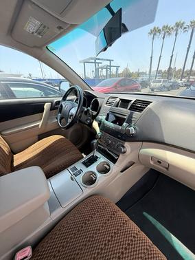 Gold 2012 Toyota Highlander SE