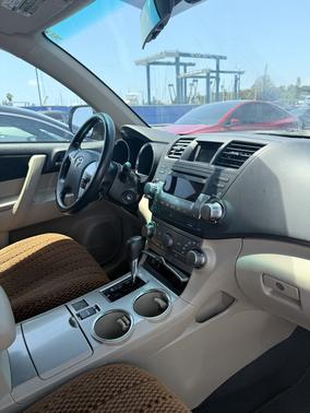 Gold 2012 Toyota Highlander SE