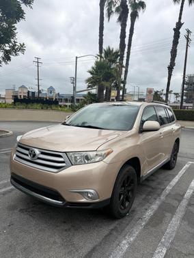 Gold 2012 Toyota Highlander SE