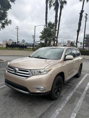 Gold 2012 Toyota Highlander SE