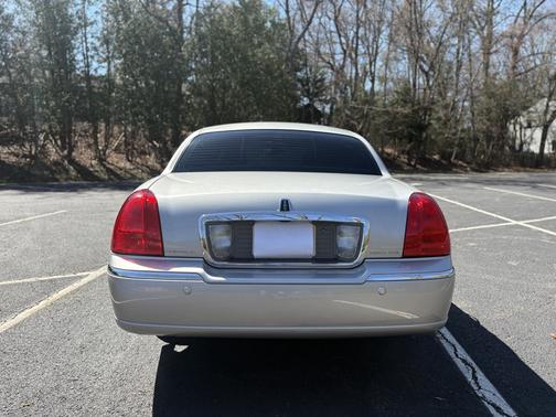 Silver 2004 Lincoln Town Car Signature